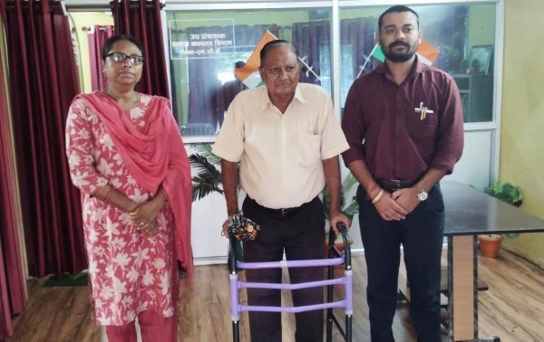 समाज कल्याण विभाग की संवेदनशील पहल, जरूरतमंद को तुरंत उपलब्ध कराया वॉकर