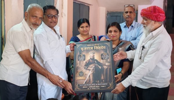 क्रांतिकारी संगठन ने ऐतिहासिक शिक्षण संस्था को दी सौगात, विद्यार्थियों को कराया गौरवशाली इतिहास से परिचित