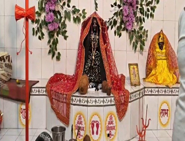 काली मंदिर में नगदी और आभूषण चोरी