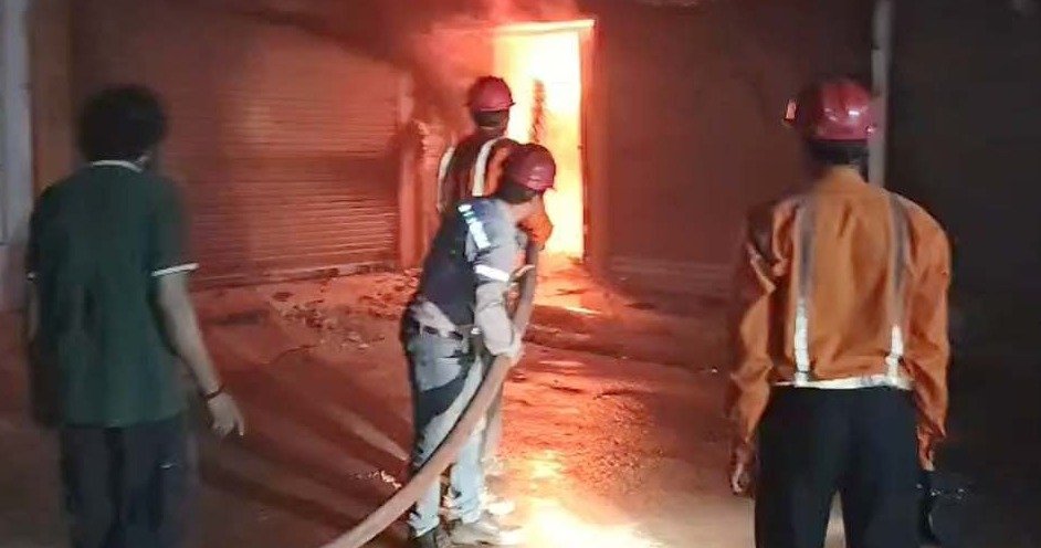 कपड़ा दुकान में लगी आग बुझाती फायर ब्रिगेड