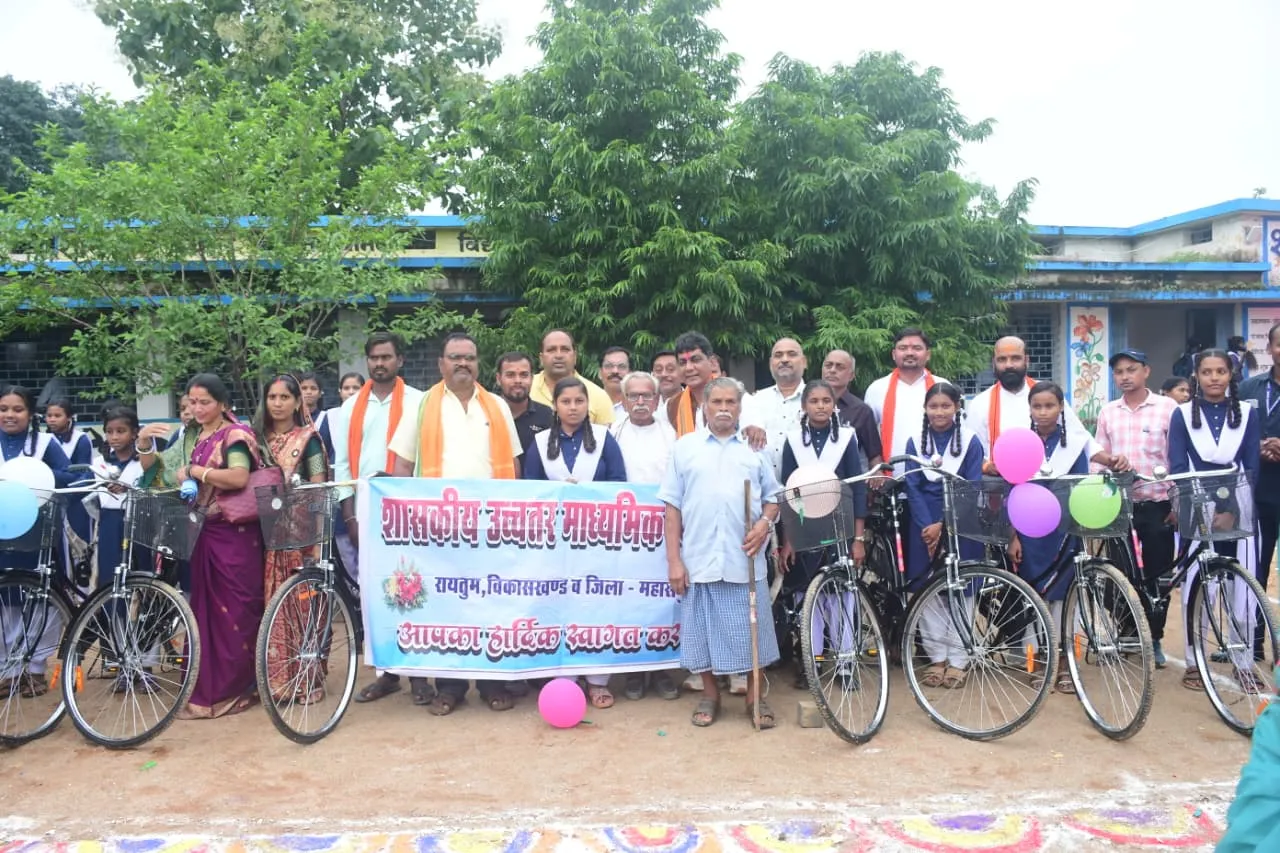 विधायक राजू सिन्हा छात्राओं को साइकिल वितरित करते हुए