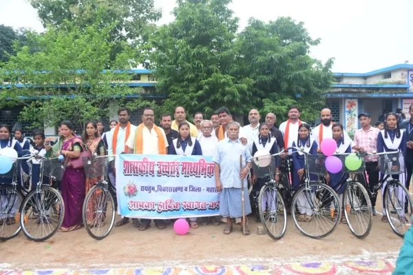 विधायक  ने बढ़ाया बेटियों का हौसला, छात्राओं को बांटी निःशुल्क साइकिलें