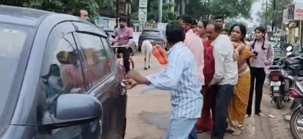 पुलिस ने महिला को मृत मान कमरे में लगाया ताला, दो घंटे बाद जिंदा मिली तो मचा हड़कंप