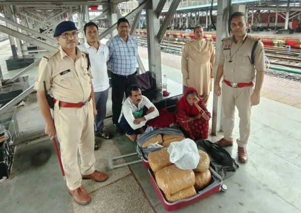 दो बैग में 21 किलो गांजा जब्त, बिलासपुर स्टेशन से दंपती गिरफ्तार