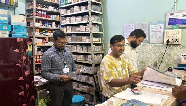 धमतरी में 12 मेडिकल स्टोर्स का औचक निरीक्षण, 6 दवाओं के सैंपल जांच के लिए भेजे
