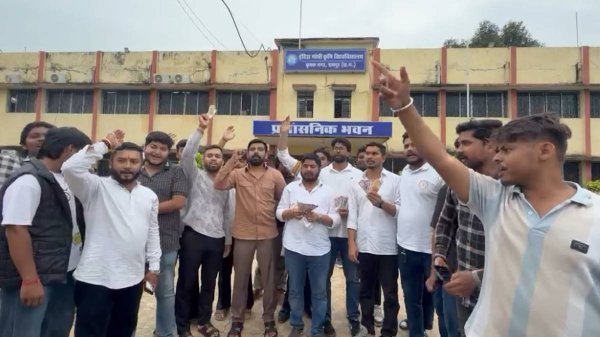 कृषि विश्वविद्यालय पेपर लीक पर NSUI का प्रदर्शन, जिम्मेदारों से मांगा इस्तीफा