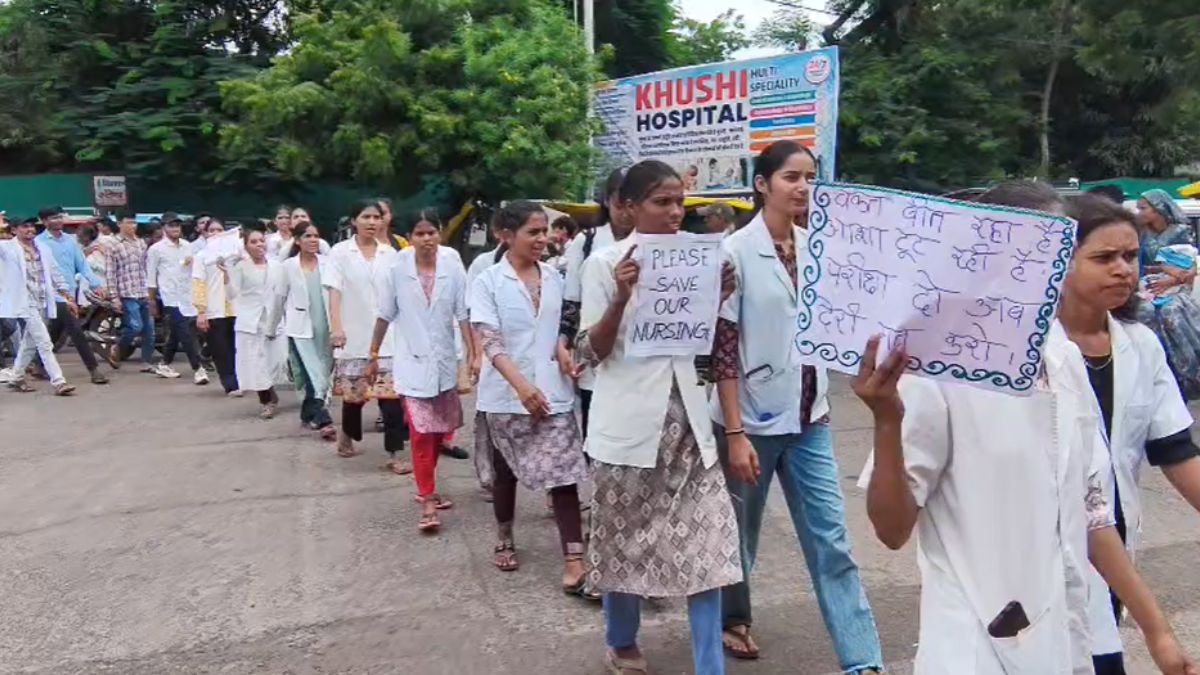 नर्सिंग छात्रों का उग्र प्रदर्शन