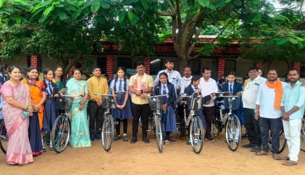 कोमाखान में सरस्वती साइकिल योजना के तहत 75 छात्राओं को मिली निःशुल्क साइकिल