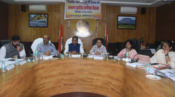 सरगुजा में ग्रामीण विकास योजनाओं पर संभागायुक्त सख्त, समय-सीमा में काम पूरा करने के निर्देश