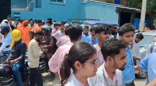 BSc नर्सिंग और B Pharma के खराब रिजल्ट पर फूटा छात्रों का गुस्सा, सड़क जाम कर किया प्रदर्शन