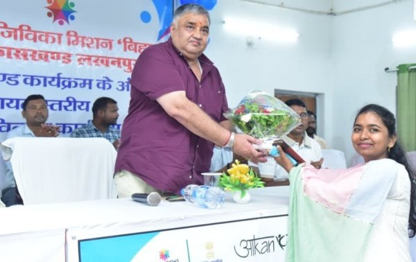 लखनपुर में मछली बीज वितरण, ग्रामीणों को आजीविका से जोड़ने पर जोर