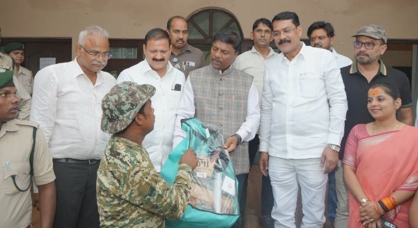 कोरबा में हाथी मित्र दल को वन मंत्री ने बांटे मोटरसाइकिल और सुरक्षा उपकरण
