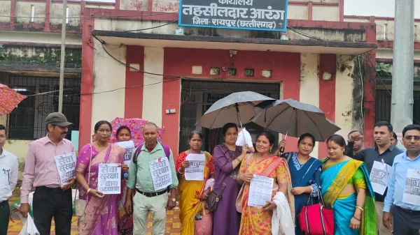 आरंग में शिक्षकों की रैली, सेवा सुरक्षा समेत कई मांगों को लेकर SDM को  सौंपा ज्ञापन