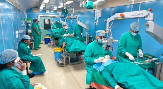 बिश्रामपुर रेलवे स्टेशन पर लाइफलाइन एक्सप्रेस में मुफ्त इलाज