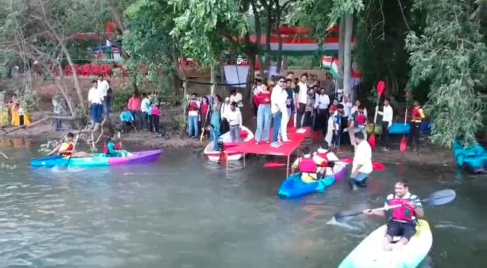रूद्री बांध में कयाकिंग का आनंद लेते पर्यटक
