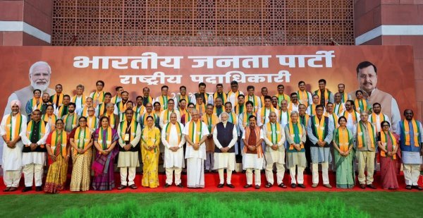 पीएम मोदी ने BJP की नई टीम संग किया मंथन, Gen Z-Gen Alpha तक पहुंच बढ़ाने पर दिया जोर