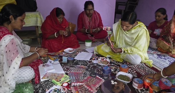 बिहान से बदली जिंदगी: राखी बनाकर आत्मनिर्भर बन रहीं सरगुजा की महिलाएं