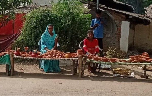 बिहान योजना ने खोली नई राह, मिट्टी के उत्पाद बनाकर आत्मनिर्भर बनी सावित्री