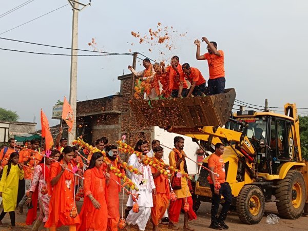 कांवड़ियों के स्वागत में भानसोज में बरसे फूल, गूंजे हर-हर महादेव के जयकारे