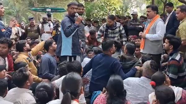 Chhattisgarh Police Recruitment: खाली पदों पर दूसरी वेटिंग लिस्ट की मांग को लेकर अभ्यर्थियों ने डिप्टी सीएम का घर घेरा