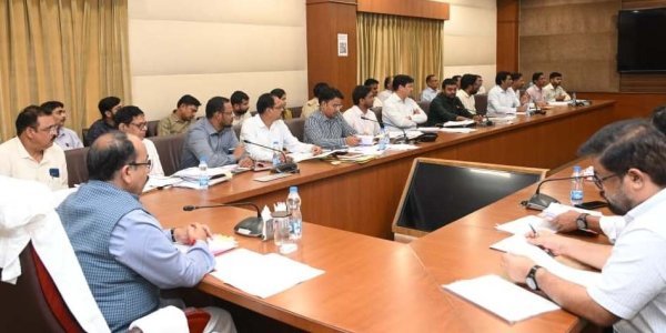 Arun Sao Review Meeting: मुंगेली में विकास कार्यों की समीक्षा, अरुण साव ने दी लापरवाही पर निलंबन की चेतावनी