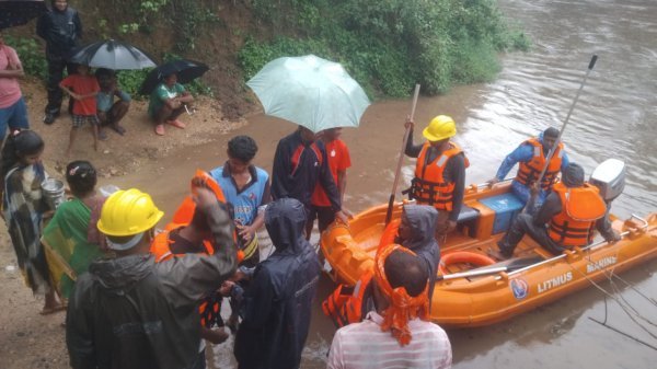 Bijapur Rescue Operation: बीजापुर में नदी पार कराकर बीमार महिला को पहुंचाया अस्पताल