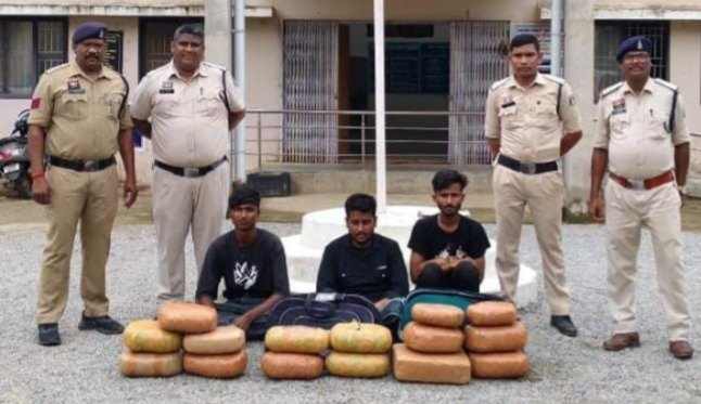 Three smugglers arrested with 37.400 kg of cannabis