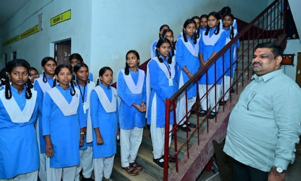 Education Minister Inspection: तर्रीघाट स्कूल पहुंचे शिक्षा मंत्री गजेन्द्र यादव, विद्यार्थियों से जानीं समस्याएं