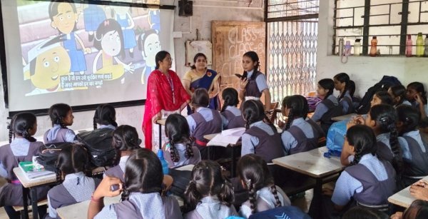 Child Helpline 1098: स्कूलों में बाल अधिकारों को लेकर जागरूकता अभियान