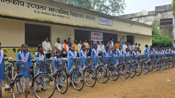 Saraswati Cycle Yojana: 64 छात्राओं को मिली निःशुल्क साइकिल, पौधारोपण कर लिया पर्यावरण संरक्षण का संकल्प