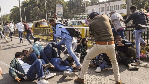 Bihar Student Protest: BPSC परीक्षा रद्द करने की मांग पर पटना में बवाल, छात्र-पुलिस के बीच झड़प