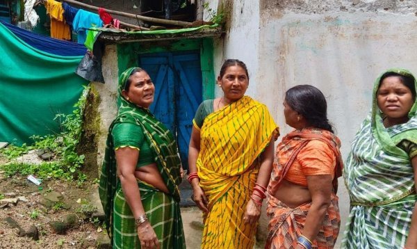 Eight-Year Wait for a Permanent Home: आरंग में जर्जर मकानों के बीच जिंदगी गुजार रहे गरीब परिवार