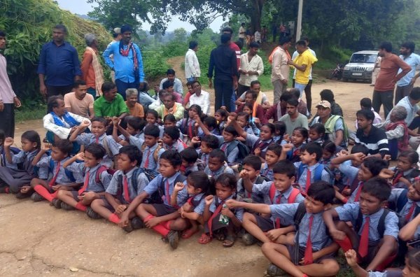 School Students Protest: पढ़ाई बचाने सड़क पर उतरी जेन अल्फा, चक्काजाम के बाद मानी गई मांग