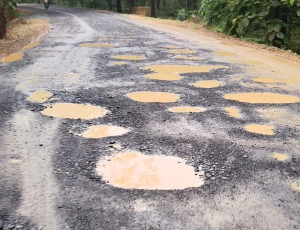 Road Potholes: सिनोधा-पटेवा मार्ग बना हादसों का सबब, जर्जर सड़क पर पानी और कीचड़ का कब्जा, राहगीर परेशान
