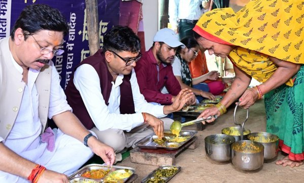 OP Chaudhary: नवा रायपुर में जमीन पर बैठ लिया देसी खाने का स्वाद