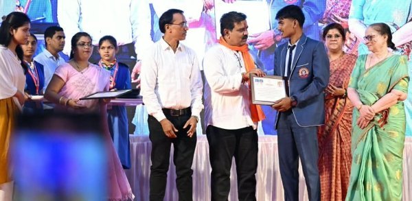 Vijay Sharma: कवर्धा के 171 मेधावी विद्यार्थियों को मिला सम्मान