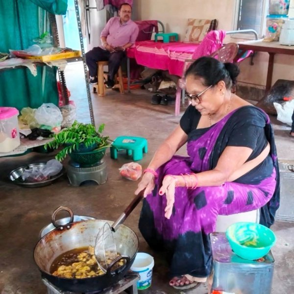 National Rural Livelihood Mission: बस्तर की महिलाओं ने बदली तस्वीर, कैंटीन से हर माह 40 हजार तक आमदनी