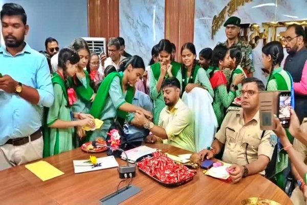 School Infrastructure: छात्राओं का अनोखा संदेश,अधिकारियों को बांधी राखी, उपहार में मांगी बेहतर शिक्षा और सुरक्षा