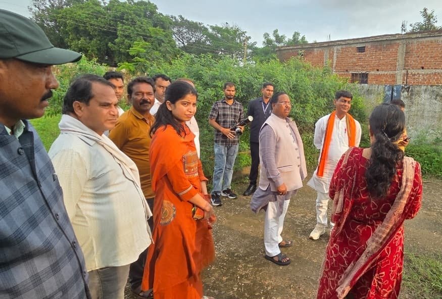 Minister Ramvichar Netam inspected a tribal hostel in Mahasamund.