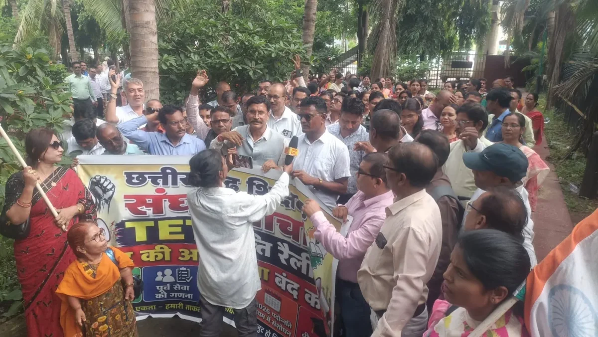 Teachers protesting in Raipur for TET exemption