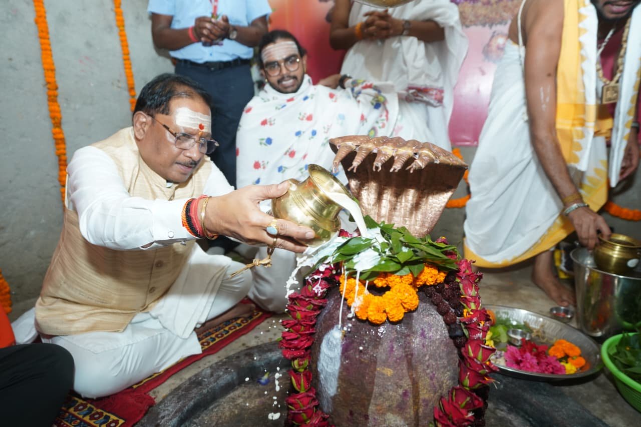 CM Sai performed Rudrabhishek of Baba Karmeshwar.