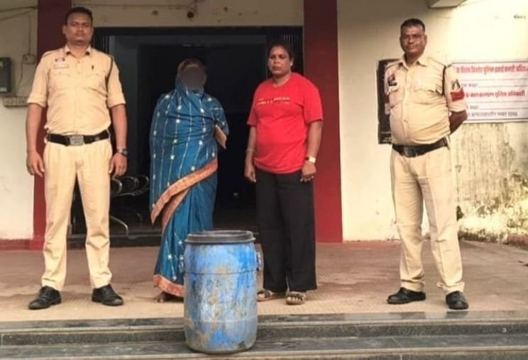 Mahasamund News: तीन थाना क्षेत्रों में छापेमारी, महिला समेत 4 तस्कर गिरफ्तार, 100 लीटर से ज्यादा शराब जब्त