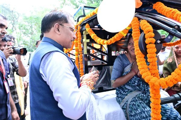 Jashpur Express: रक्षाबंधन पर CM साय ने 50 महिलाओं को बांटे ई-रिक्शा, स्वरोजगार को मिली नई रफ्तार