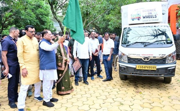 Science on Wheels: CM साय ने वाहन को दिखाई हरी झंडी
