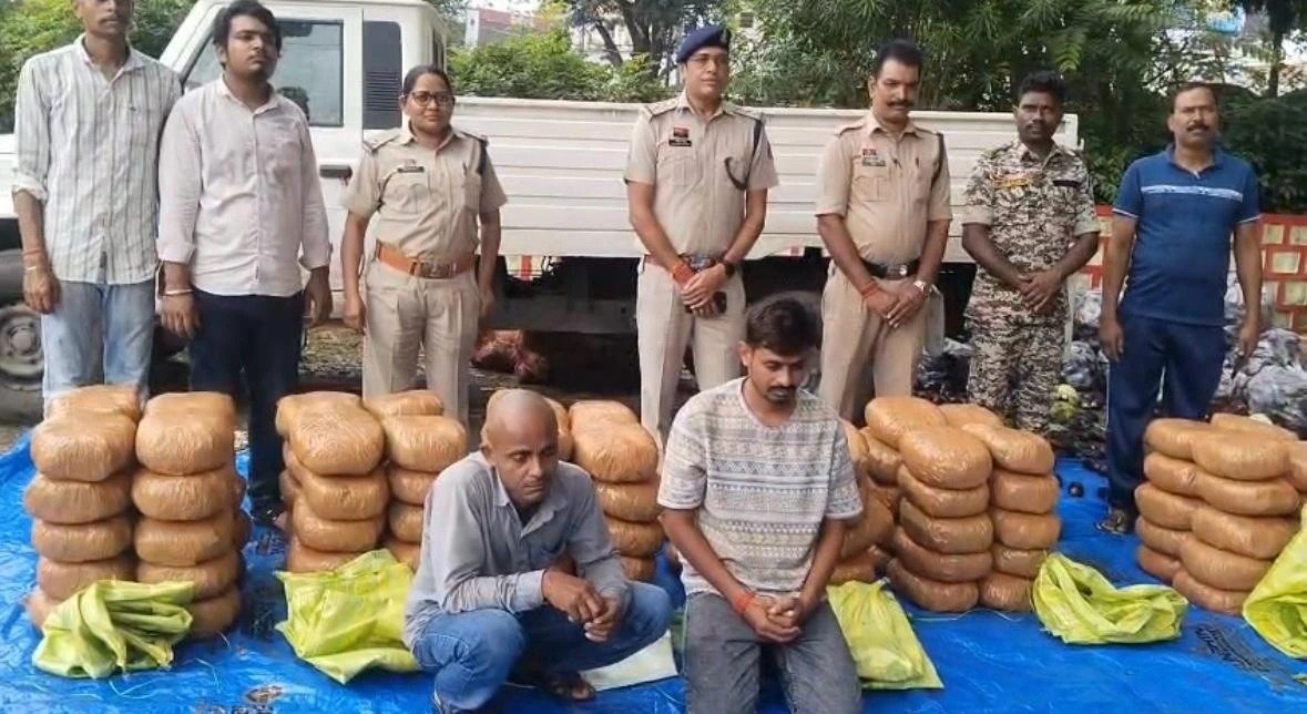 Jashpur Ganja Smuggling: 3 करोड़ का गांजा और वाहन जब्त, महिला समेत चार गिरफ्तार