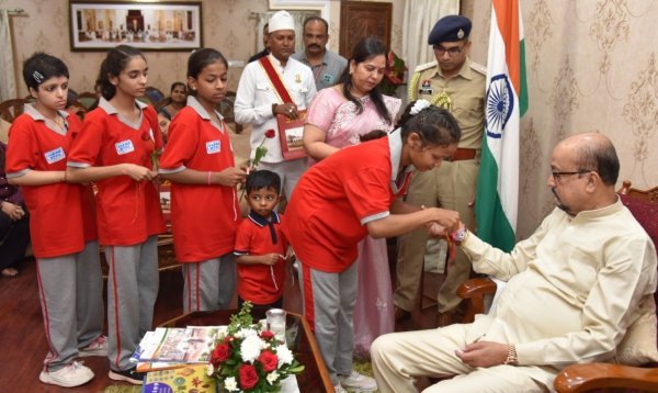 Raksha Bandhan: दिव्यांग बच्चों ने राज्यपाल रमेन डेका को बांधी राखी