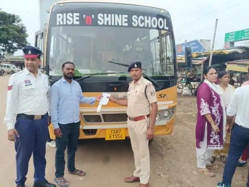 Durg School Bus: स्कूल जाने वाले बच्चों की सुरक्षा पर सवाल, शराब पीकर बस चलाते पकड़े गए दो चालक
