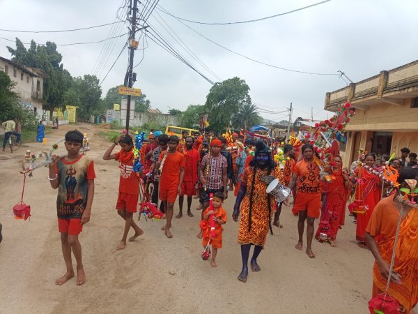 Sawan Month: तीन साल के तीर्थराज ने उठाई कांवड़, नन्हे कदमों से पहुंचा शिव मंदिर
