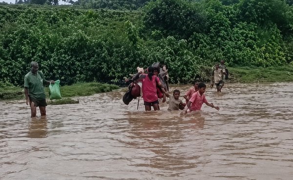 Surguja News: उफनती नदी, गोद में बच्चे और खौफ का सफर, सरगुजा के पटकुरा में जान हथेली पर रख स्कूल जाने को मजबूर मासूम