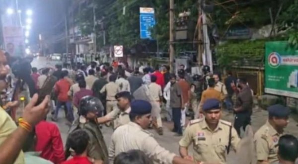 Bilaspur Stone Pelting: मीडिया पर आपत्तिजनक पोस्ट को लेकर भारी बवंडर, दोनों ओर से चले पत्थर, स्थिति संभालने छूटे आंसू गैस के गोले